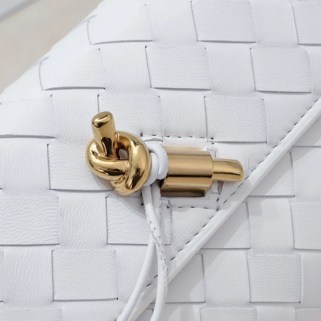 Batch 1160 BV Andiamo clutch wallet is super high-end🤎🤎How come the long clutch bag is so exquisite~ The braided style bag surface paired with all-copper hardware is really warm and high-end. The bag body is super light and can be grabbed easily! It can store a lot of small items and large mobile phones ~ very practical for daily use. Style number: 1504 Size: 19*11.5*3